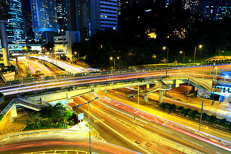 在现代城市的夜间高速公路立交桥运动风景划分车道交通曲线车辆路口射线图片