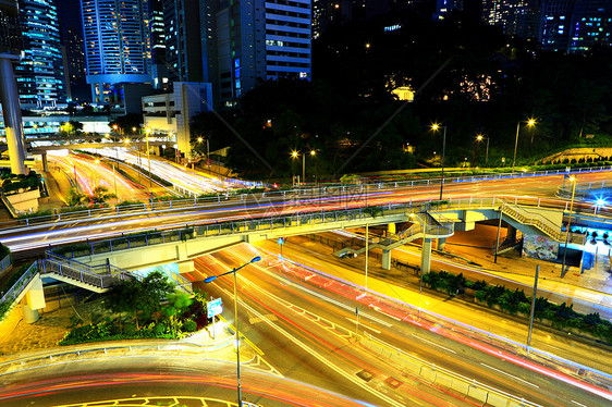 在现代城市的夜间高速公路立交桥运动风景划分车道交通曲线车辆路口射线图片