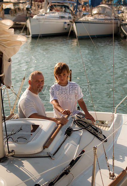爸爸和儿子在游艇上图片