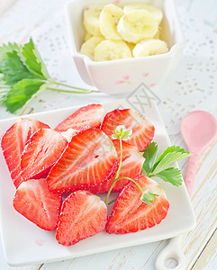 草莓和香蕉叶子水果串生物午餐小吃浆果蜂蜜出纳员饮食果味图片