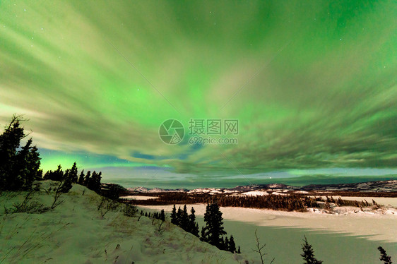 育空拉贝格湖上空的云和北极光星星太阳风地区天文学天空磁层戏剧性北极光夜空北极星图片