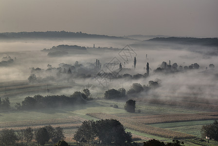 山谷中的清晨雾     沉睡的空洞图片