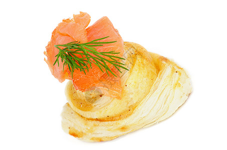 鲑鱼草午餐宏观起动机海鲜美食家小吃熏制熟鱼金子白色背景图片