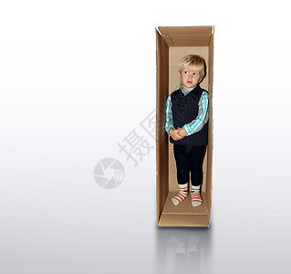 儿童在盒子中金发女郎缓存孤独隐藏运输导游游戏礼物寂寞仓库图片