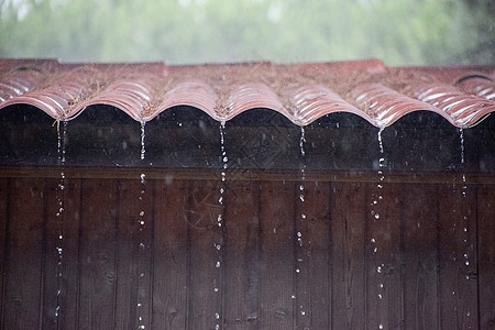 在雨下房子季节图片