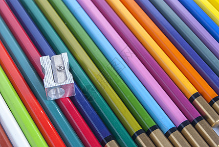 用过的彩色铅笔和磨利器木头调色板收藏图片