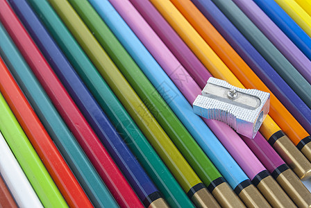 用过的彩色铅笔和磨利器收藏调色板木头图片