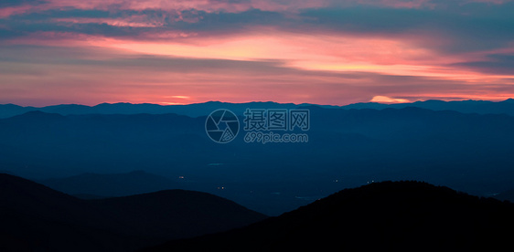 蓝海脊公园大道风景山脉山脉天空树木森林阳光勘探花朵旅行荒野丘陵图片