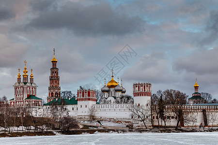 俄罗斯莫斯科Novodevichy修道院上空的戏剧云首都天炉城堡建筑时间堡垒天空鸟类景观城市图片