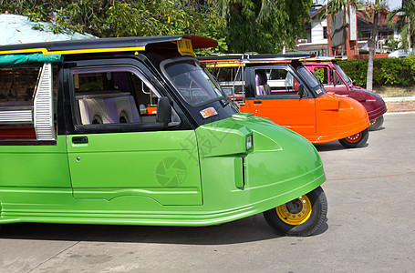 Tuk Tuks排队在泰国的一旁盟友中图片