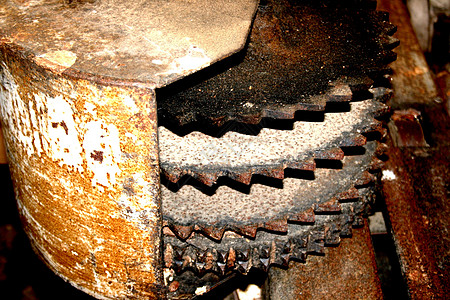 从旧锯木厂齿轮红色背景图片