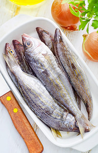 鲜鱼市场餐厅青菜鳟鱼鳃盖皮肤海鲜美食木头营养图片