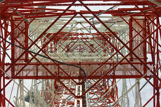 通讯塔 有美丽的蓝色天空 集成蓝天工程电视技术基础设施格子梯子收音机金属红色图片