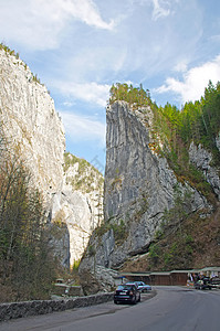 穿过峡谷的公路旅行蓝色旅游游客天空悬崖吸引力地标季节地质学图片