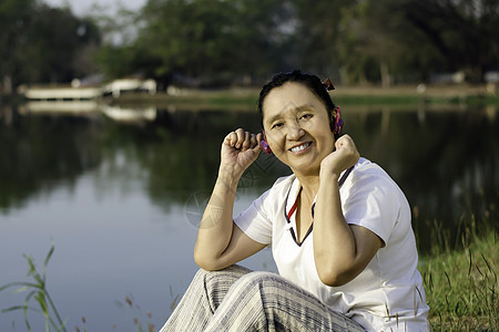 美丽的亚洲女人 听音乐图片