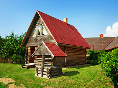 木木屋和院子里的井财产建筑学生态木头建筑乡村小屋草地木材阻碍图片