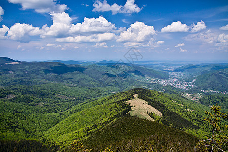 喀尔巴阡山脉村庄风景农村旅游岩石蓝色爬坡草地地平线晴天图片