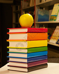 上面有苹果的丰富多彩的书卷页数活力教科书小说出版物脊柱精装绿色文学书店背景图片
