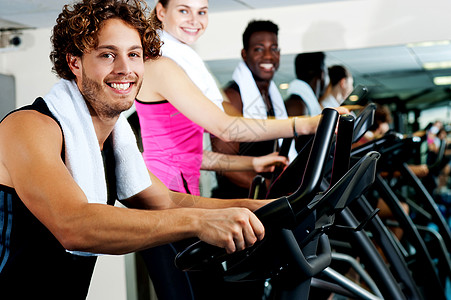 在健身房的人 快乐地工作耐力身体女士运动毛巾朋友们男性团体镜子讲师图片