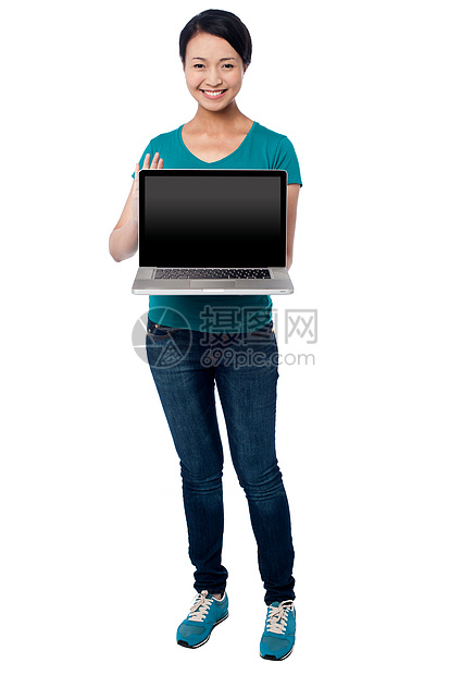 销售女推销员展示品牌新膝上型电脑供出售微笑女性娱乐女孩互联网产品笔记本售货员青年冒充图片