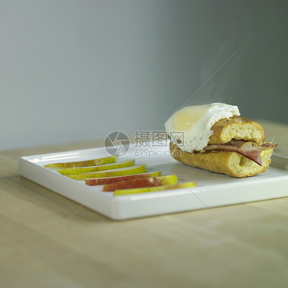 鸡蛋三明治盘子桌子食物图层砧板火腿面包水果早餐营养图片