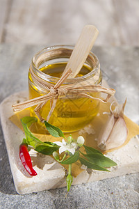橄榄油 大蒜和辣椒芳香味道饮食草本植物植物油调味品红色绿色香料烹饪背景图片