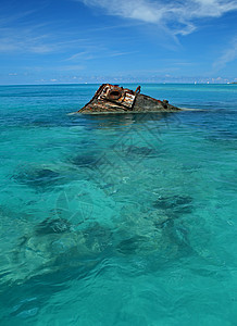 热带海中的沉船破坏旅行危险天空血管海浪地平线支撑凹陷海景图片