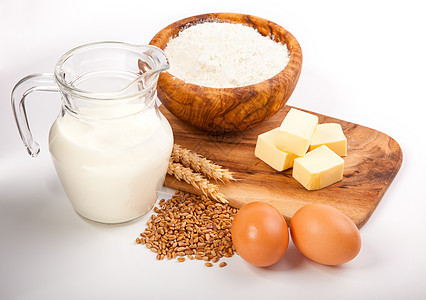 装有牛奶 小麦种子 面粉和白面包上两个蛋的玻璃壶水壶养分产品粮食大麦奶制品乳糖食物谷物杂货图片
