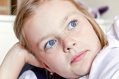 长着大蓝眼睛的可爱女孩孩子白色金发蓝色眼睛童年女学生图片