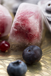 冻在冰块里的新鲜果子烹饪水果摄影反射覆盆子魅力奢华维生素美食食物图片
