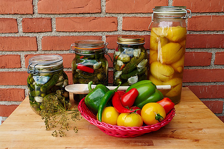 新鲜自制泡菜 保留蔬菜玻璃罐熟食玻璃乡村香料传统黄瓜草本植物营养胡椒图片