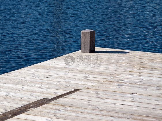 美丽的木制码头甲板木头休闲帖子航行钓鱼航海血管闲暇活动港口图片