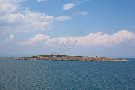 海景蓝色天空黄色海滨棕色水平海浪绿色白色图片