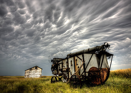 萨斯喀彻温荒野戏剧性天空风暴雷雨危险风景天气图片