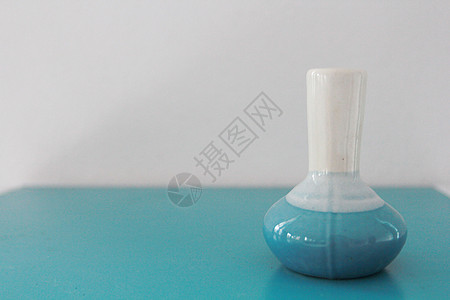 曲线花瓶白色和蓝色陶瓷花瓶背景