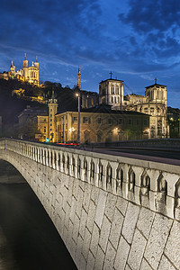 里昂市夜景图片