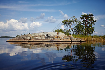 湖里的岛甘蔗海浪反射天空植物生态假期沼泽环境阳光图片