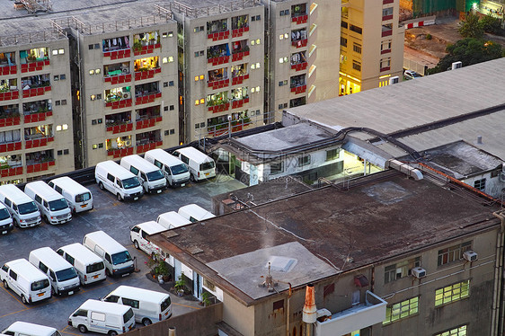 建筑屋顶上的停车场图片