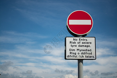 没有英文和威尔士文文本的条目符号金属白色路标运输警告禁令英语红色圆圈危险图片