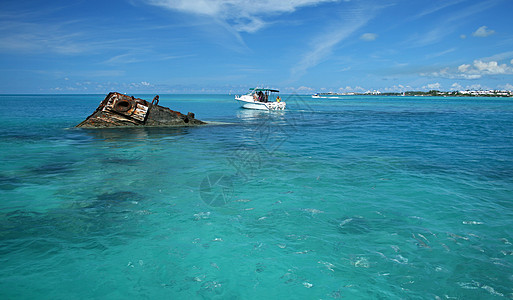 热带海中的沉船凹陷珊瑚碰撞旅行假期海洋海浪破坏危险运输图片