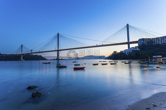 日落时的现代桥梁波浪旅行游客橙子港口旅游日出海洋国家海滩图片