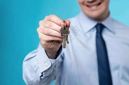 给家里钥匙的房地产商企业家公寓奉献人士领带冒充中年经纪人房东房门图片