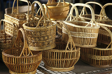 篮子鸡是泰国手工制作的国家精神手工业材料木头篮子乡村棕色白色稻草图片