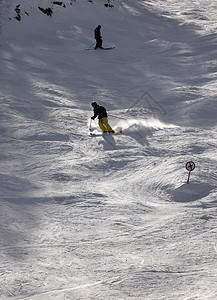 山顶的滑雪机红色运动季节水平男人假期男性娱乐季节性青少年图片