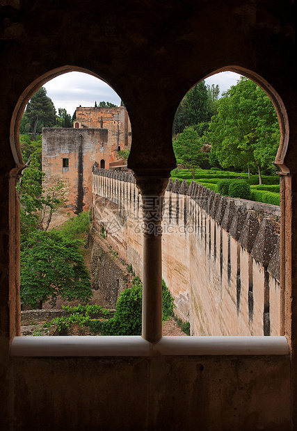 在西班牙Alhambra的城堡窗户上看到中世纪堡垒图片