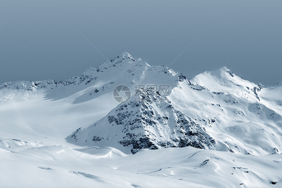 云中的山岳冻结冰川运动天空旅行顶峰滑雪风景阴霾蓝色图片