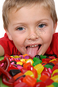 糖果童年青年男生孩子甜点桌子食物儿童金发幸福图片