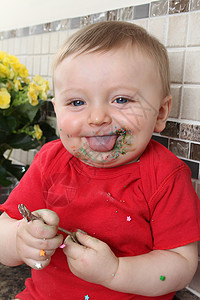 厨房宝宝柜台饮食红色食物糖果花朵孩子微笑幸福男性图片
