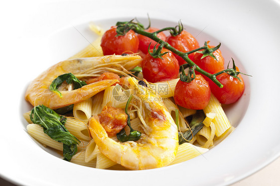 有虾 菠菜和烤樱桃西红柿的意大利面食物美食海鲜营养盘子蔬菜静物图片