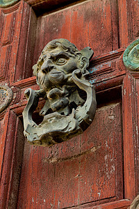 古老的门把手达克诺克尔Name建筑学黄铜房子入口木头安全金属青铜门把手古董背景